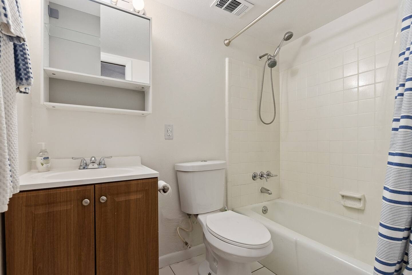 Freshen up in a bright, clean tub-and-shower bath.