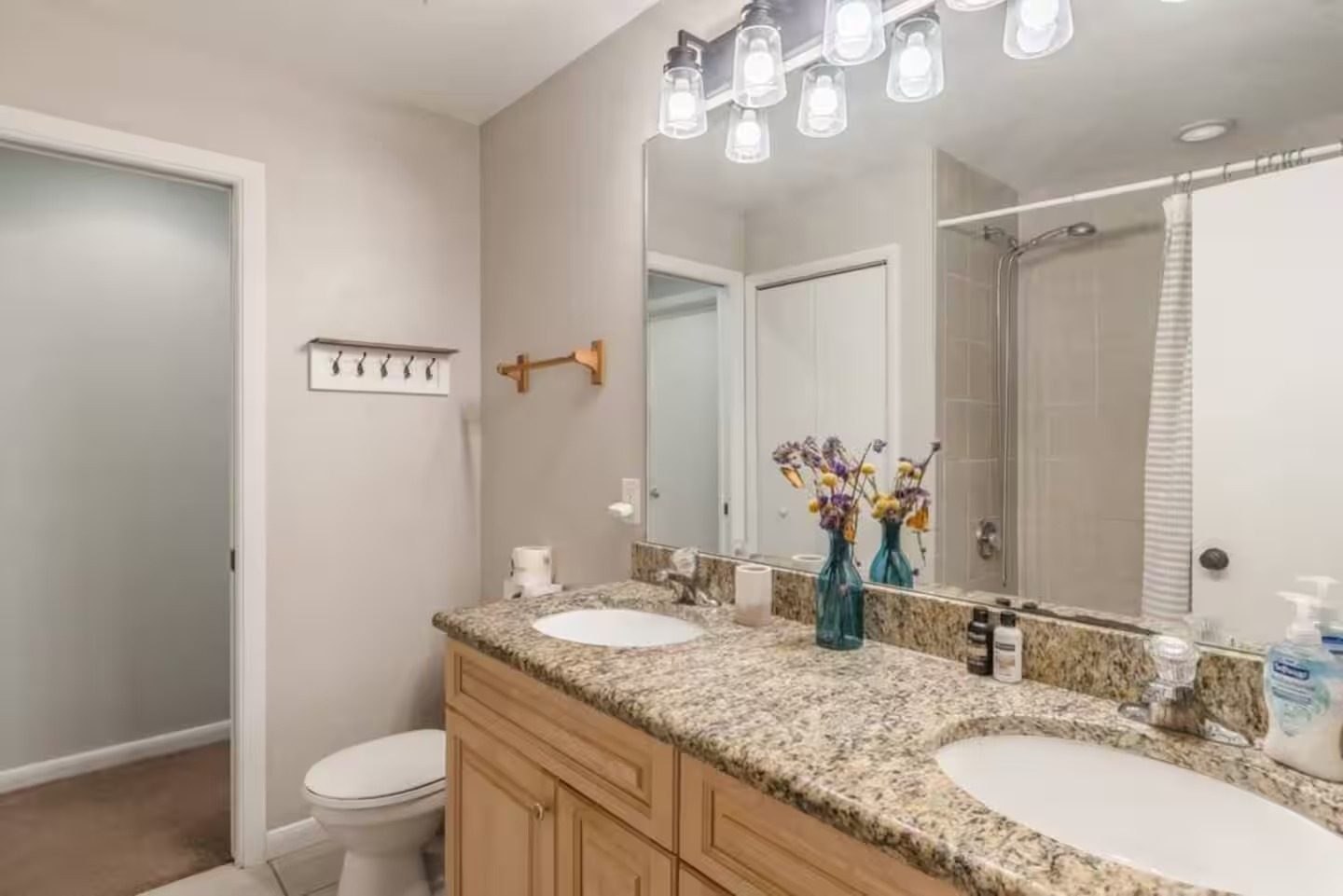 Two sinks, fresh flowers, easy mornings for all