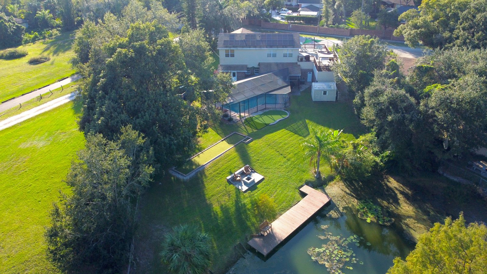 An estate that hugs the shoreline.